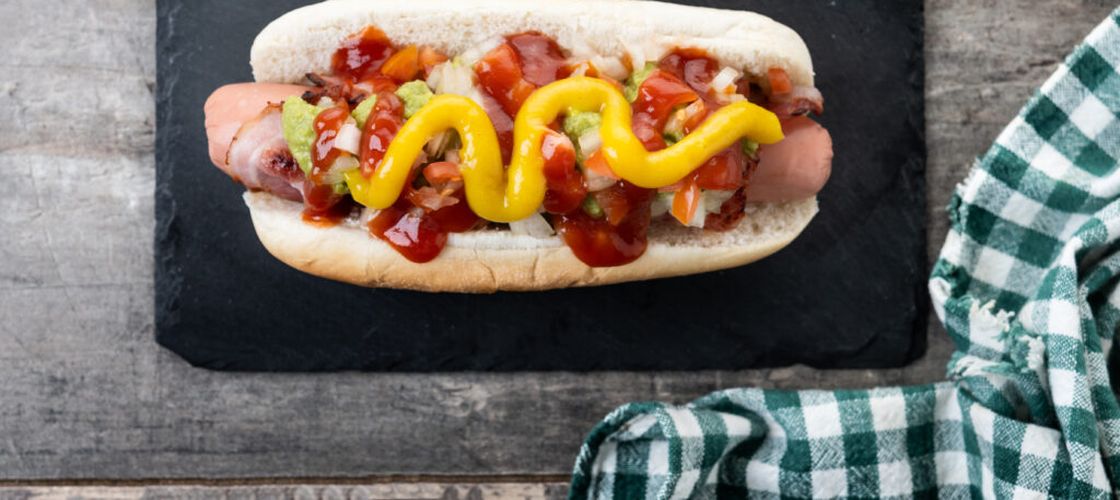 Cum a ajuns un hot dog din nordul Mexicului un fenomen în SUA. Totul a început cu un copil de 10 ani / Hot dog-ul conține fasole, ceapă, roșii, maioneză și salsa
