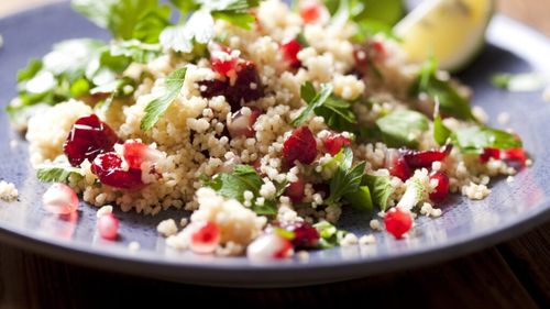 5 idei de salate cu cușcuș perfecte pentru vară / Cușcușul este o alternativă excelentă la orez sau paste și se gătește super-rapid