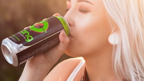 Băuturile energizante nu-ți dau aripi. Ce riscuri pentru sănătate îți asumi când le consumi