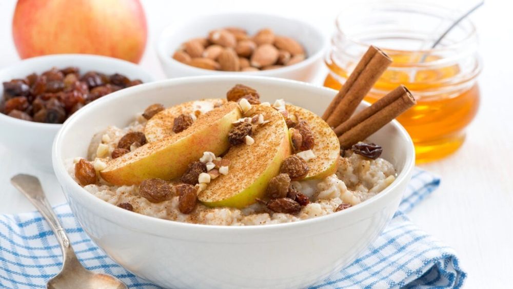 Mic dejun pentru prima zi de toamnă: Terci de ovăz cu mere caramelizate și scorțișoară
