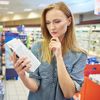 Etichetele alimentare ne influențează sănătatea mai mult decât credem. Ce au observat cercetătorii și de ce simpla culoare de pe ambalaj poate conta