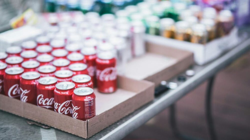 ANALIZĂ | Băuturile nealcoolice sunt tot mai cumpărate, în special ceaiurile reci și produsele de tip cola/ Următoarea în lista de consum a băuturilor fără alcool este apa