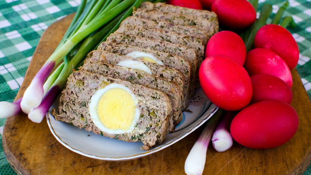 Masa de Paște se scumpește puternic: cacao +46%, ouă +14%, mielul mai scump. Cât îi costă pe români să pună masa tradițională