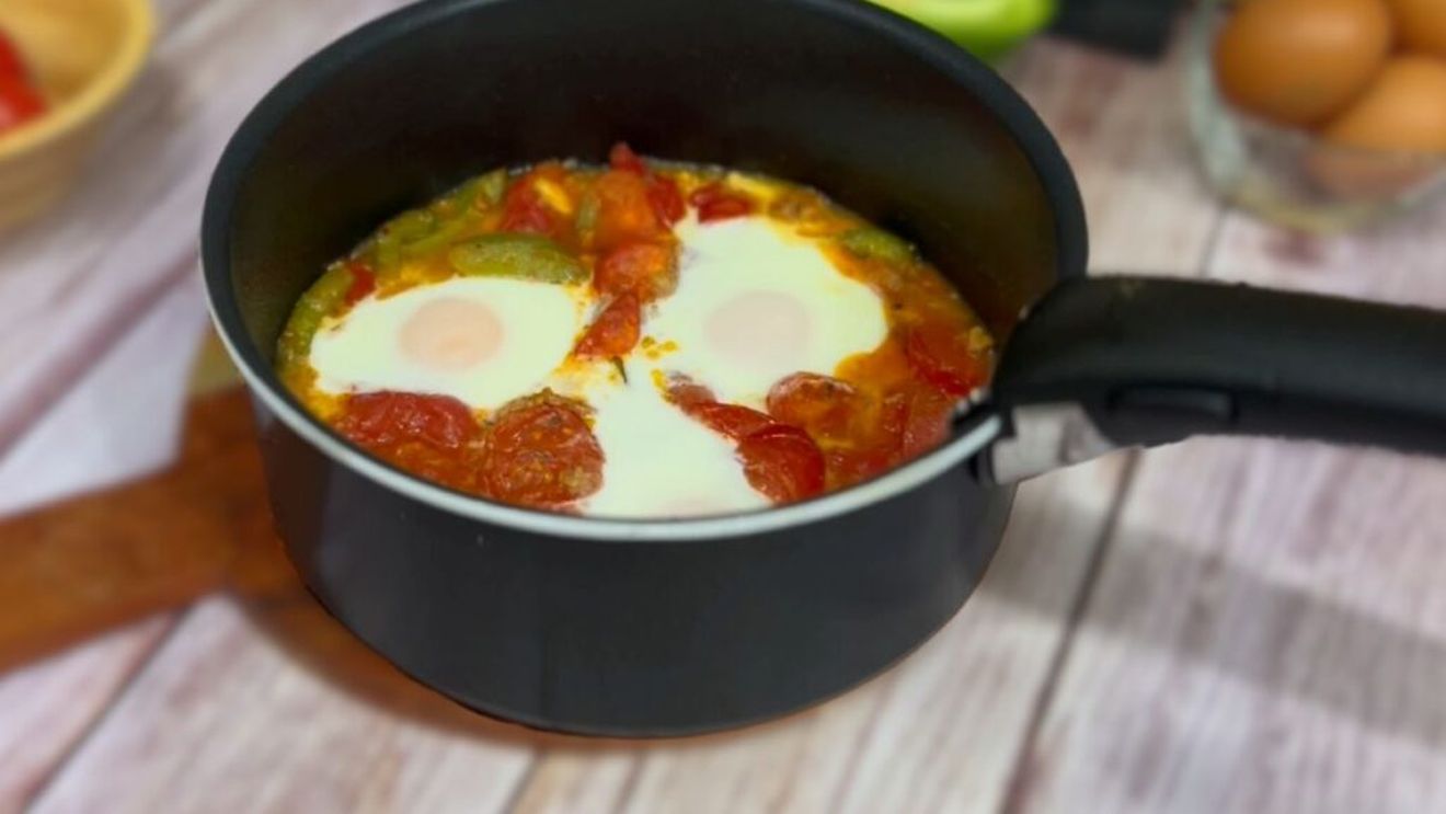 VIDEO | Ouă cu ton picant la cuptor / Rețeta se prepară într-un singur vas, ceea ce o face practică și ușor de realizat