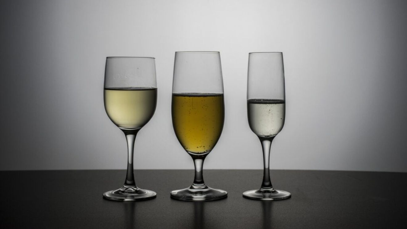 Vin, bere sau tărie: care tip de alcool are cel mai mic risc pentru sănătate? Studiu pe 340.000 de oameni