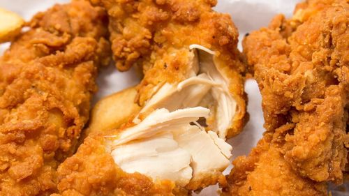 Pui crocant ca la fast-food, dar mult mai sănătos: Crispy la friteuza cu aer cald, gata în 30 de minute