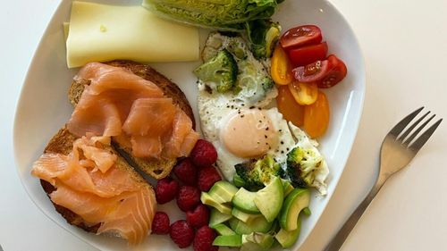 Aceste 5 alimente ar putea să te ajute să trăiești mai mult, sugerează un nou studiu / Cine mănâncă frecvent nuci, cereale integrale, fructe, legume și pește are șanse să trăiască mai mult, susțin cercetătorii