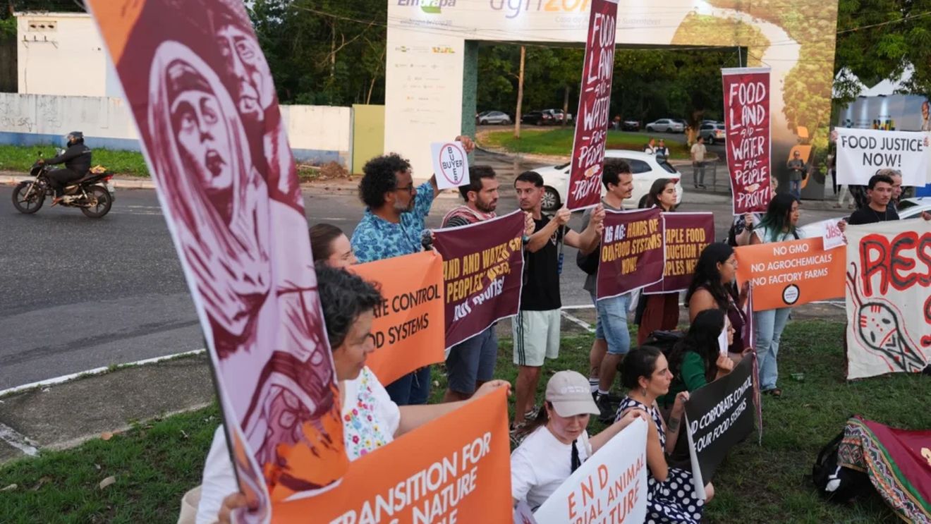 Brazilia: Agricultura industrială, față-n față cu fermierii / Micii fermieri au protestat împotriva agriculturii industriale, la conferința ONU despre climă / Peste 300 de lobby-iști din domeniul agriculturii industriale au participat la COP30