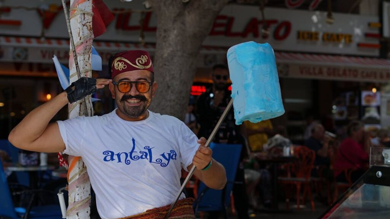 Dondurma, înghețata turcească care se mănâncă cu cuțit și furculiță, făcută din doar trei ingrediente: Nu o topește soarele, ci vântul
